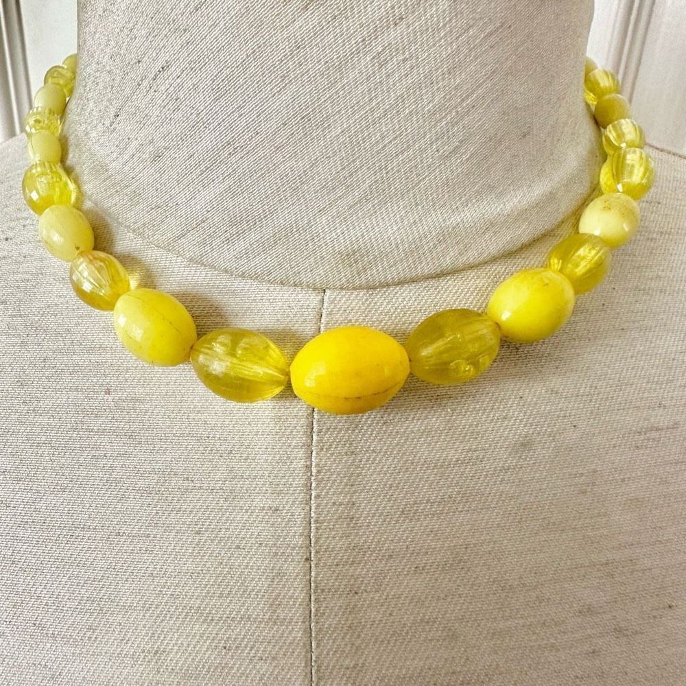 Vintage yellow beaded necklace